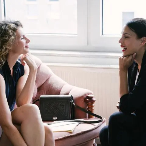 leidinggevende in gesprek met medewerker